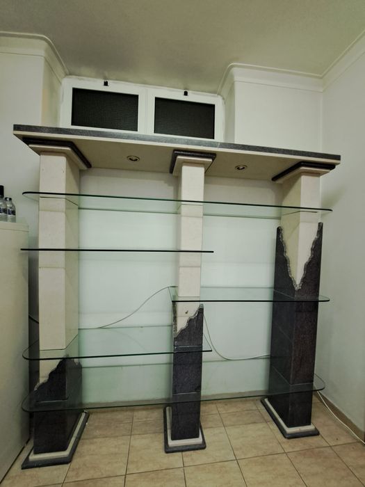 Móvel de mármore com prateleiras de vidro