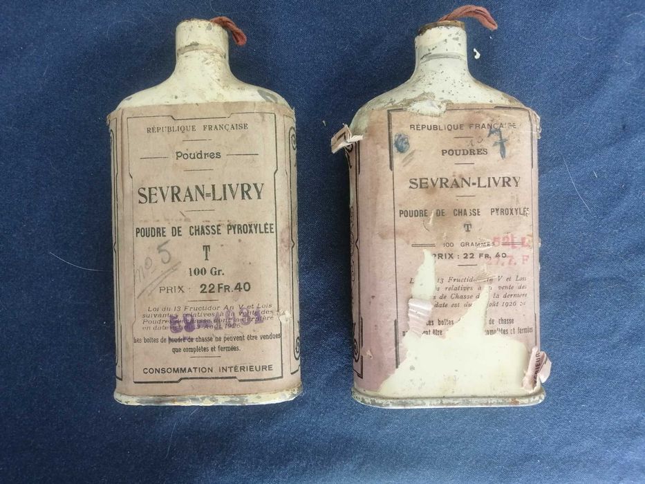 Latas de pólvora francesas antigas Sevran-Livry