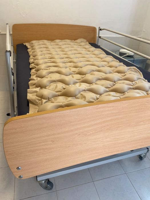 Cama hospitalar elétrica elevatória 90×200 cm com grades e colchão