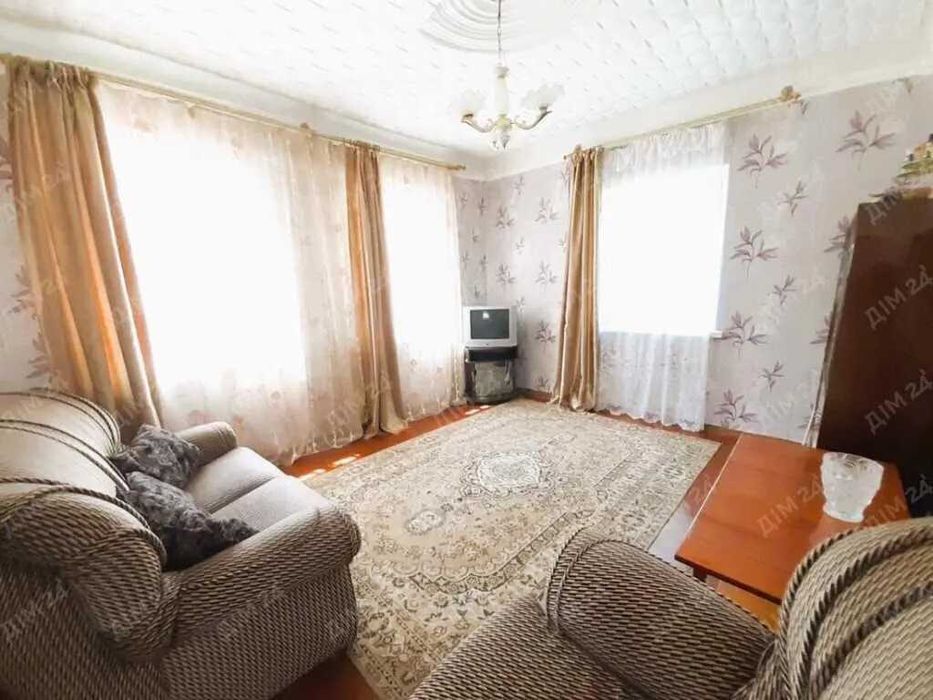 Доглянутий будинок з комунікаціями.