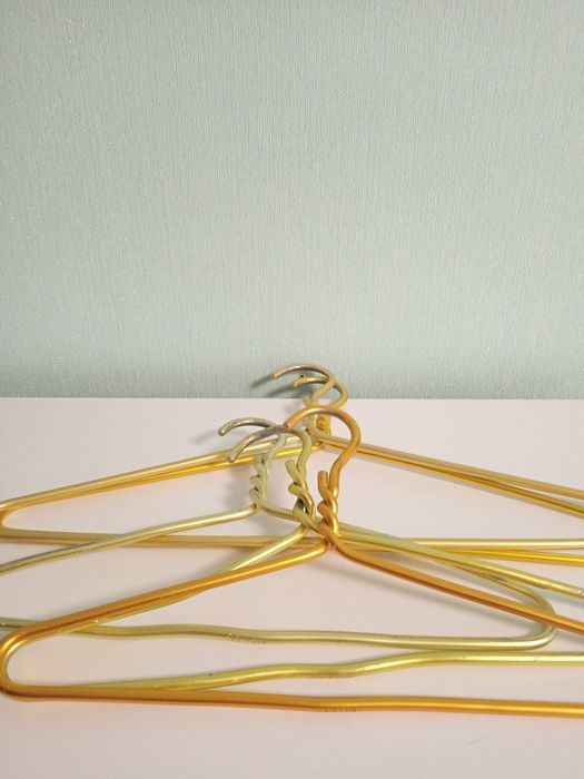 Продам вешалки - плечики.