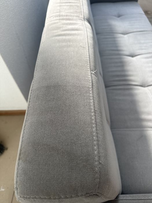 Sofa 4 lugares e um puff usados e com algumas manchas.