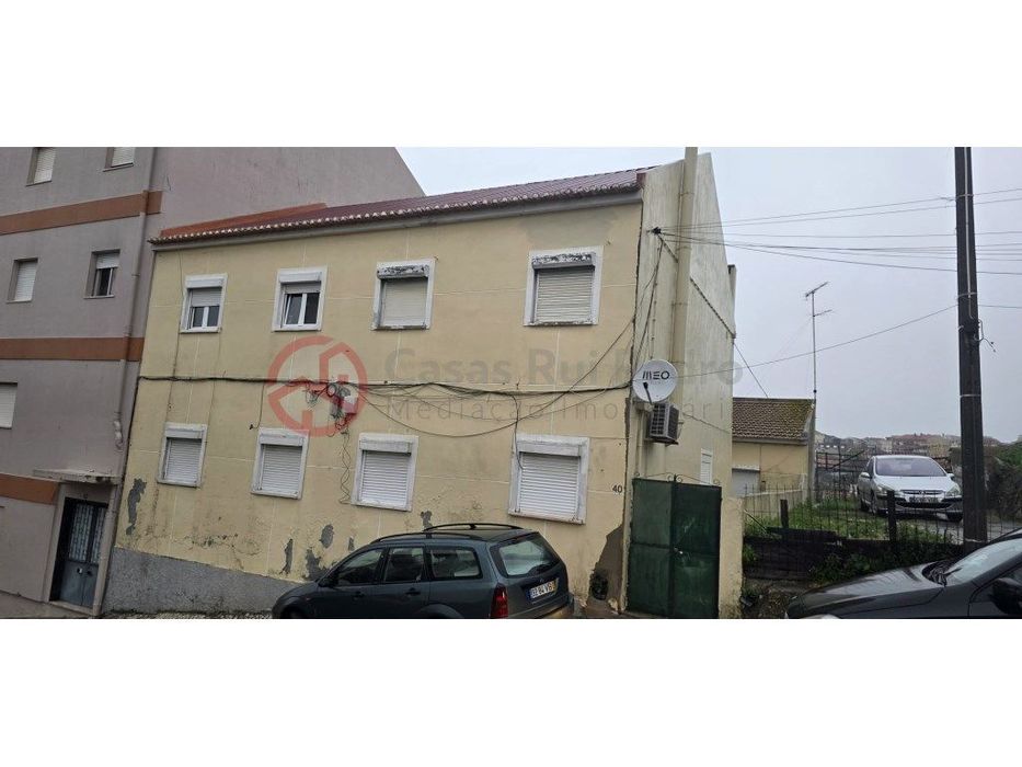 Prédio com cinco T2 à venda em Santa Clara, Lisboa