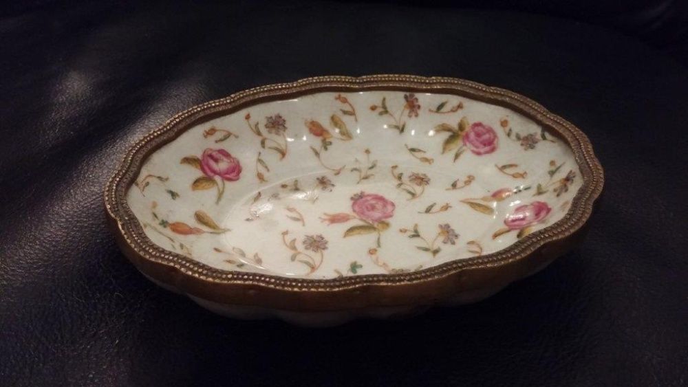 Saboneteira em porcelana e metal