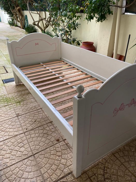 Cama branca com detalhes cor de rosa