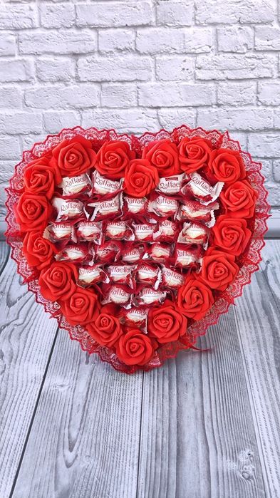 Червоний букет з цукерок Raffaello 27 шт серце подарунок дівчині