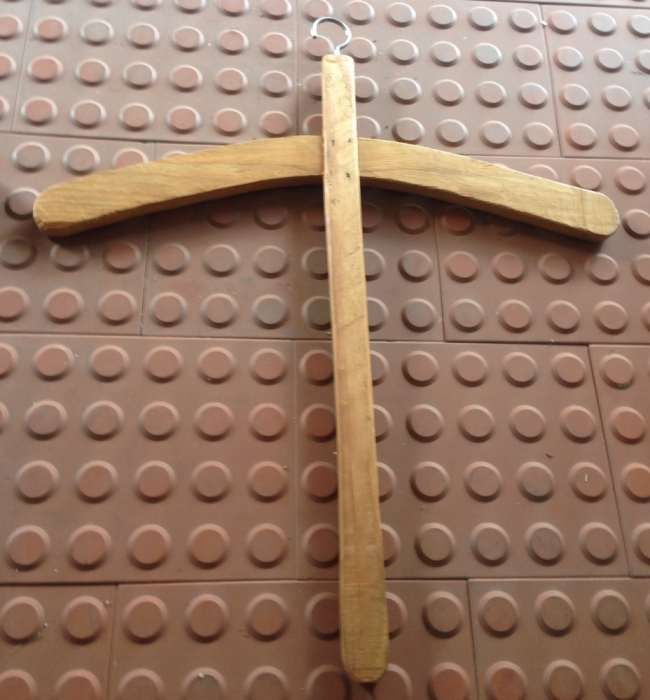 Vendo cabides vintage antigos em madeira/ cruzetas