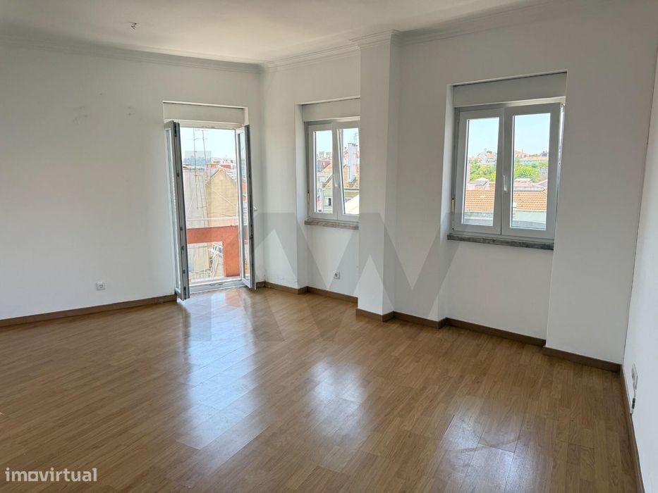 Apartamento T3 para arrendar em Alcântara