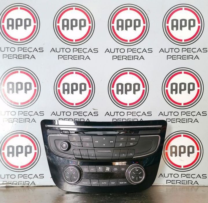 Comandos de Rádio e climatronic Peugeot 508 de 2012.