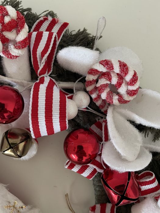 Grinalda de natal em macramê com enfeites diversos