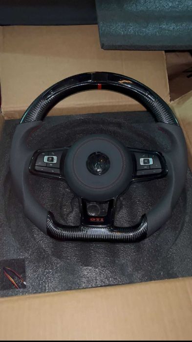 Volante VW Carbono com LED Display | Golf GTI / R (MK5 MK6 MK7 MK8)