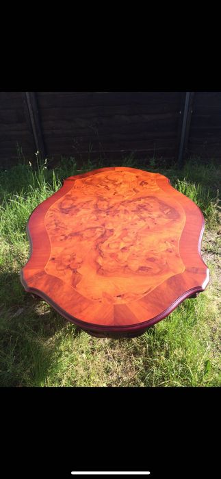 Стіл в стилі бароко