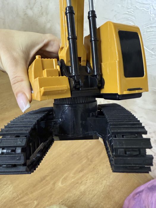 Металевий екскаватор на пульті