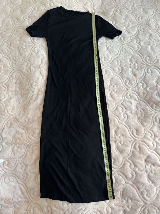 Чорне жіноче приталене плаття