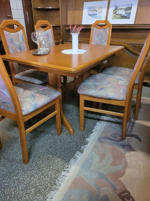 Jadalnia włoska z rozkładanym stołem i 6 krzeslami