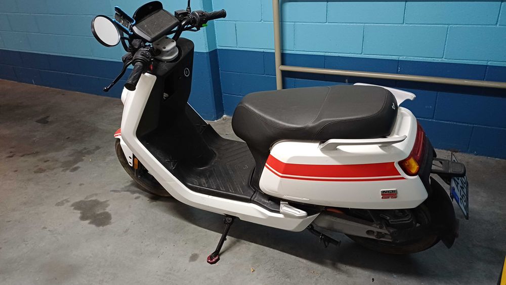 Scooter Eléctrica NIU NQi GTS – como nova - 2.500 Km