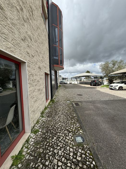 Grande armanzem com 2 cais com altura interior de 8/9 metros