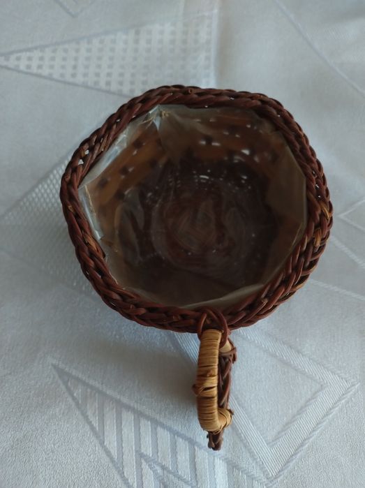 Ozdobny koszyczek wiklinowy do kwiatów