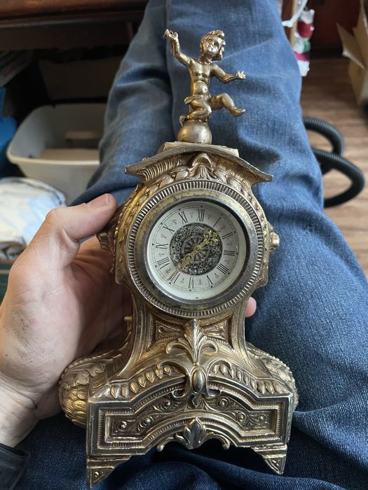 Mosiężny zegar, chodzi ale wymaga naprawy.