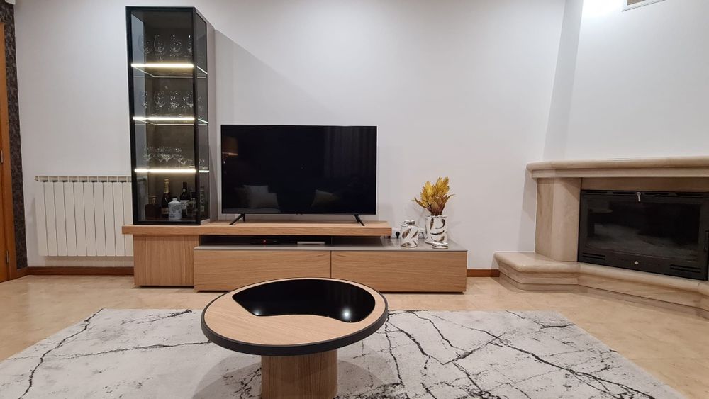 Estante de sala com vitrine e mesa de centro
P