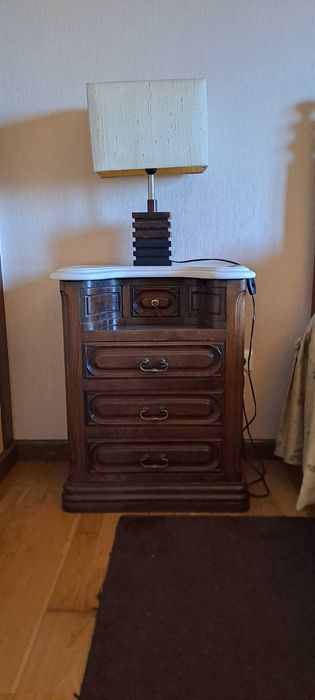 Quarto clássico em carvalho maciço, com tampo em mármore branco na cómoda e mesas de cabeceira