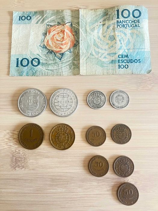 Nota de 100 escudos de Portugal e moedas de Angola (tempo colonial)