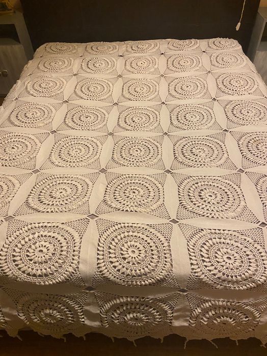Colcha de renda feita á mão. Medidas 2.00x2.20