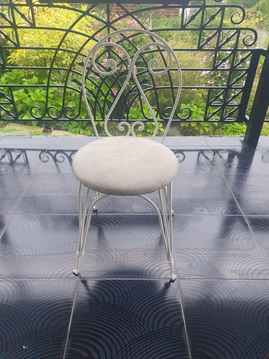 Ковані металеві стільці