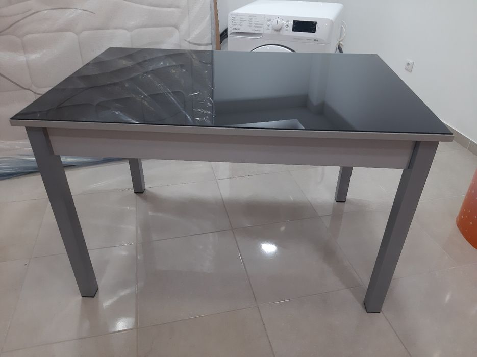 Mesa com tampo em vidro
