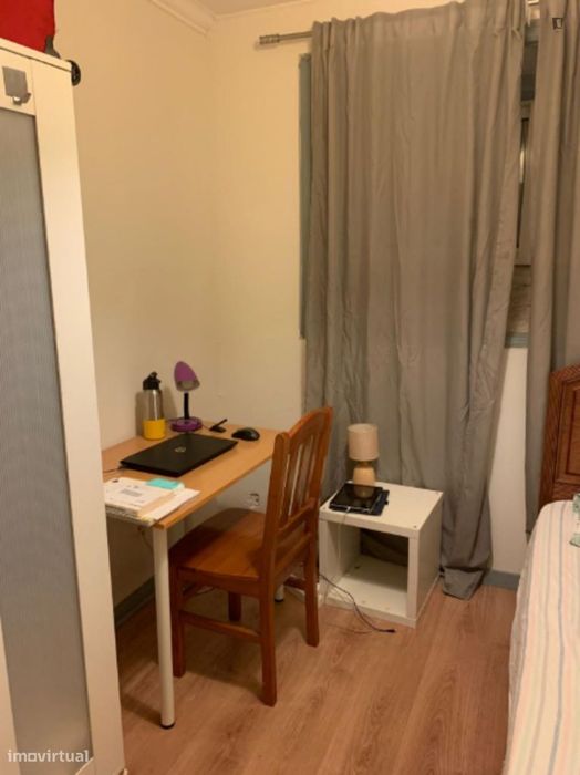 Quarto - localizado em  Coimbra