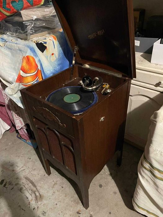 gramofone antigo com móvel funcional