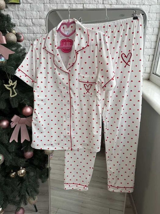 Біла жіноча піжама з червоними сердечками