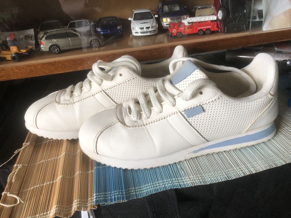 Кросівки жіночі,