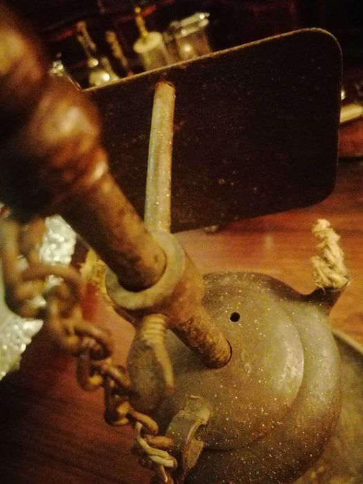 Candeeiro de azeite antigo em ferro