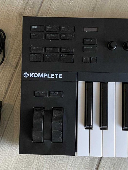 Teclado/Controlador MIDI Komplete Kontrol A25 + Sustain Pedal