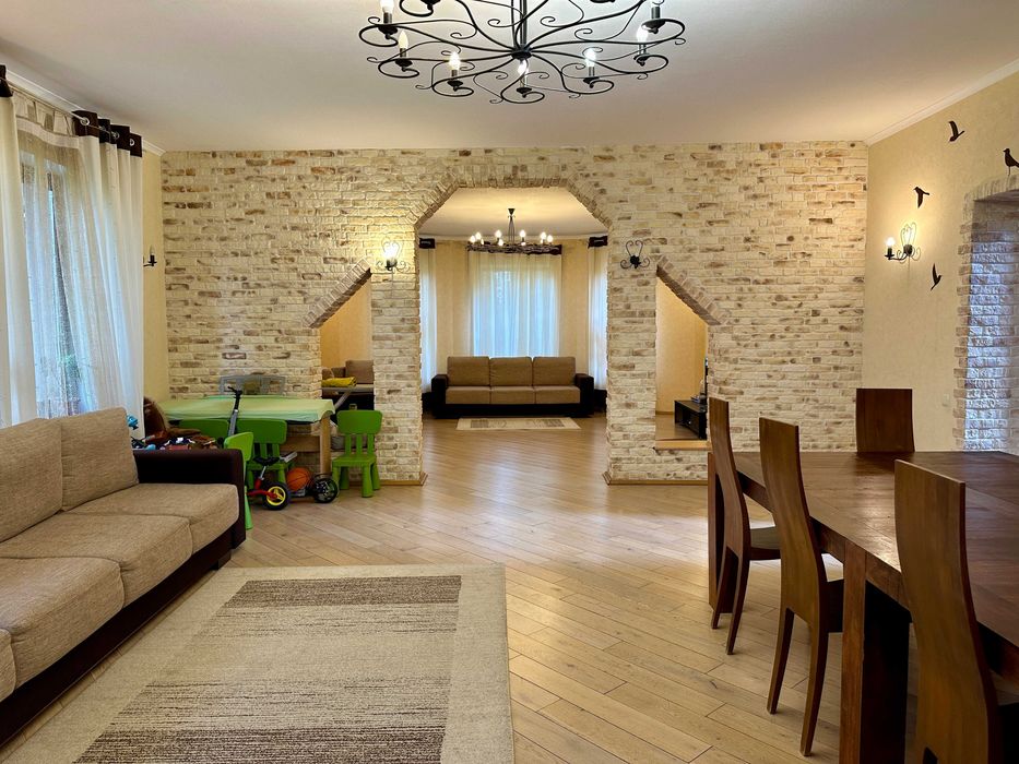 Будинок з ремонтом, меблями і технікою в передмісті Києва