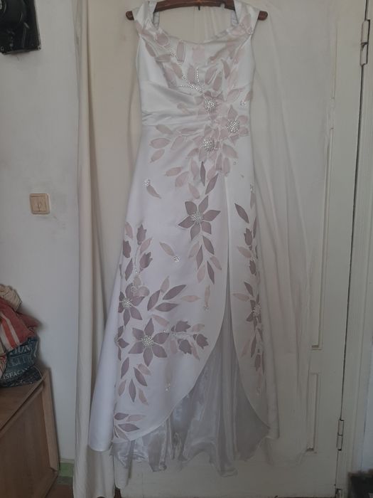 Платье белое с розовой аплекацией камешки отсваровского