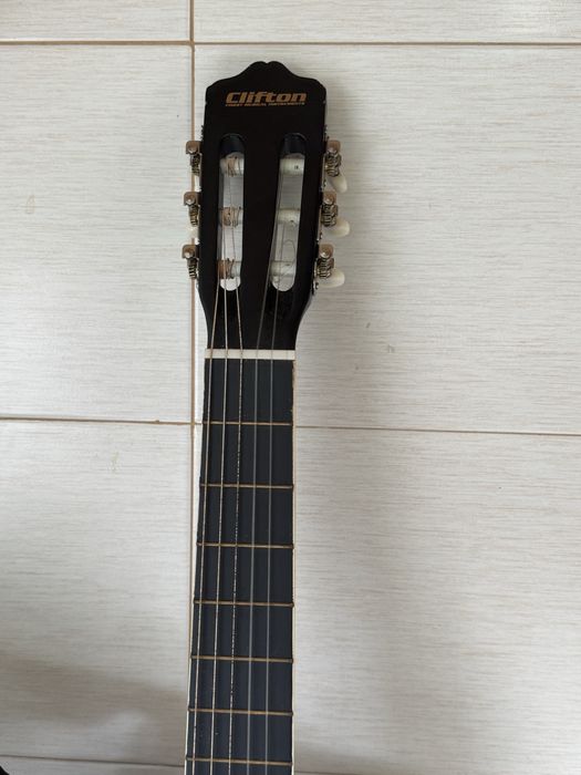 Guitarra clássica de cor preta da marca Clifton