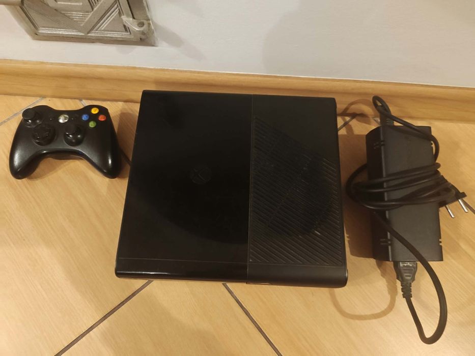 Konsola Xbox 360 Slim 500 GB+pad