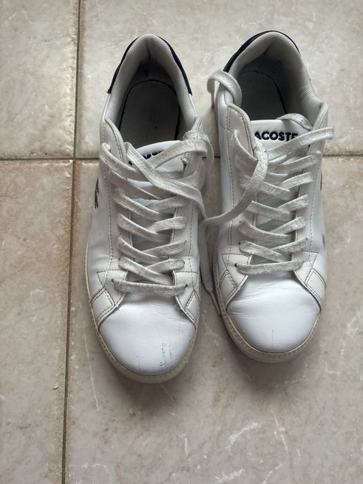 Tenis Lacoste.