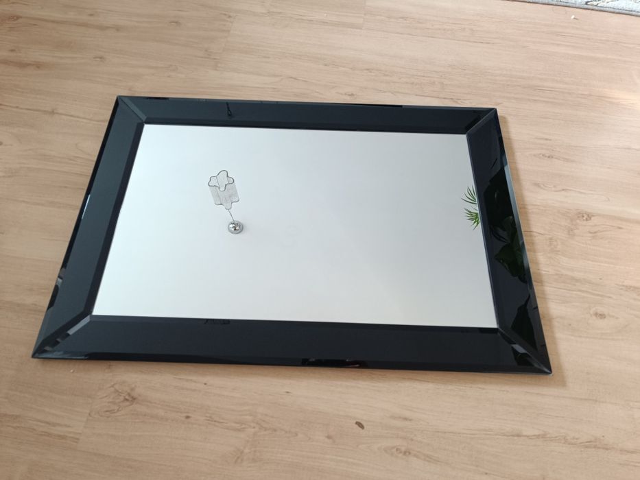 Lustro w czarnej ramie