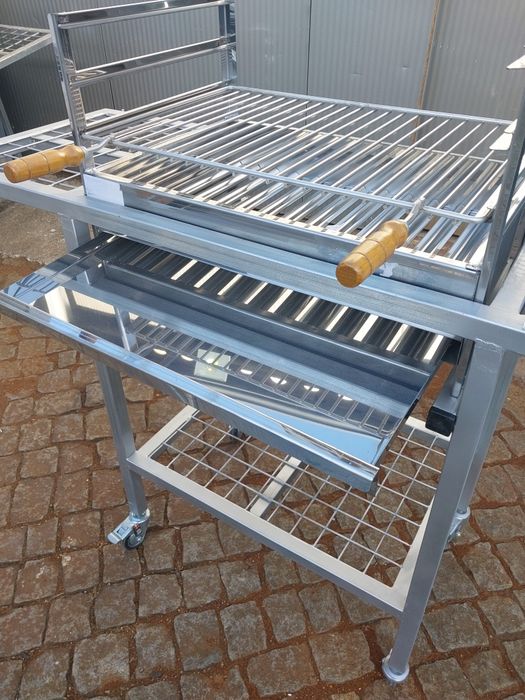 Churrasqueira com rodas queimador e  grelha em inox
