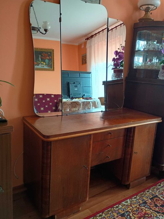 Piękna toaletka z drewna z trzema lustrami i trzema szufladami oraz dwoma szafkami w dobrym stanie. Styl vintage. Perełka dla kolekcjonerów. Polecam.
