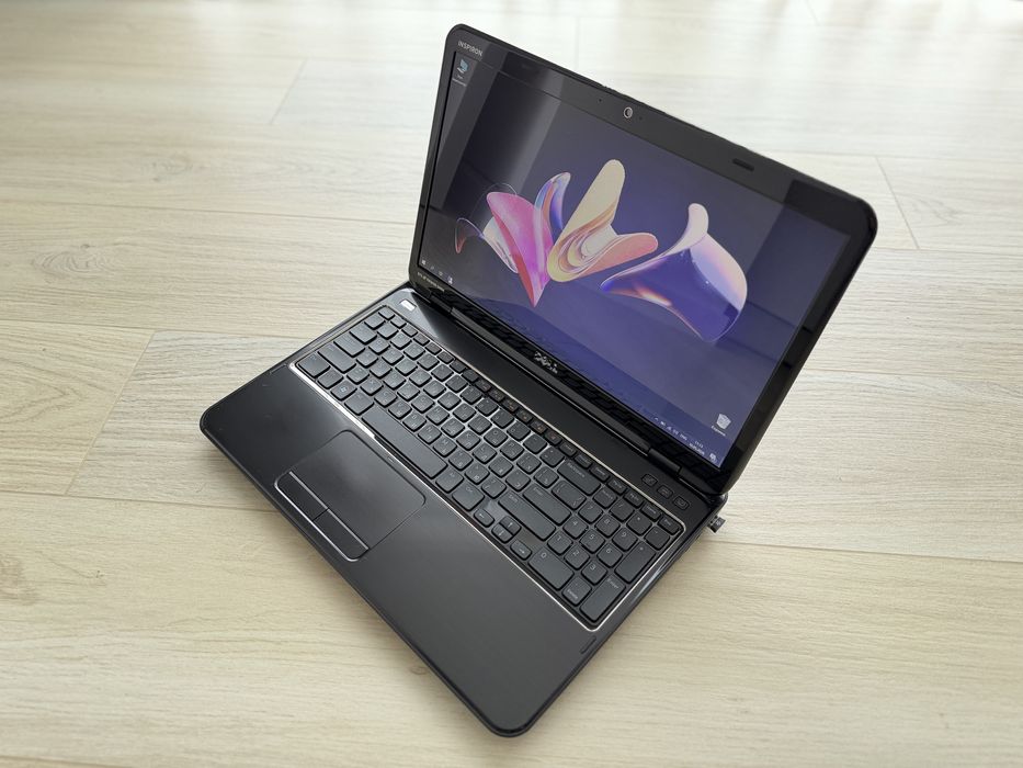 Ноутбук  DELL inspiron 15.6