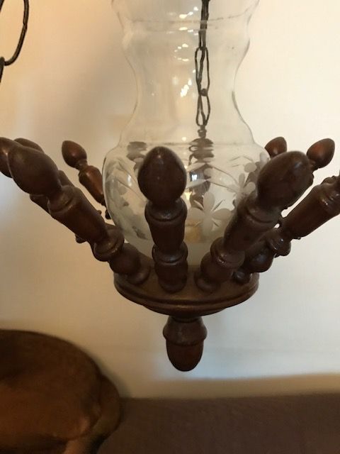 Candeeiro antigo madeira com globo vidro trabalhado