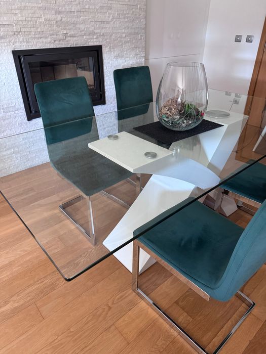 Mesa de sala de jantar com cadeiras em “veludo” verde