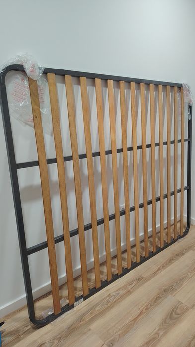 Estrado de madeira e metal 160 x 195 cms