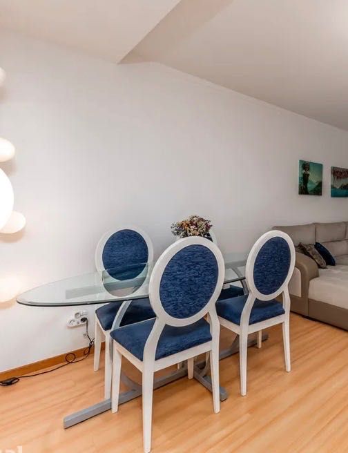 Mesa de Jantar com Tampo em Vidro – Design Moderno