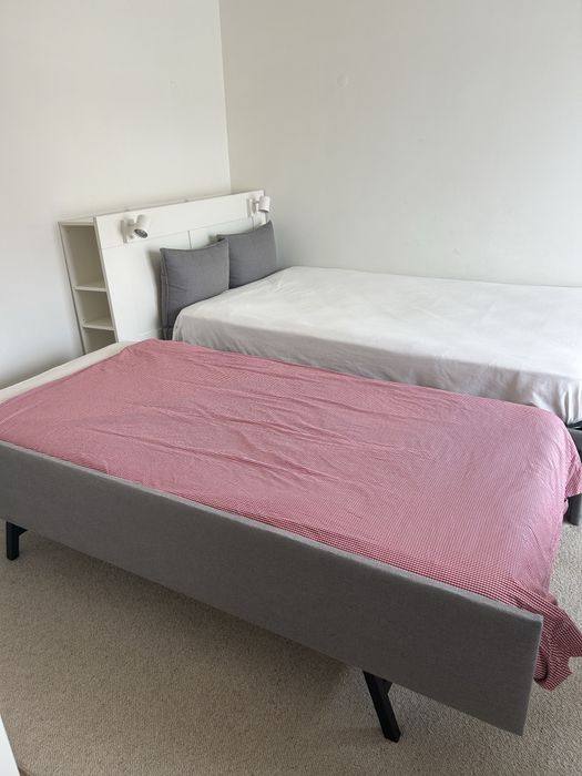 Cama dupla forrada e feita à medida, influindo os 2 colchões