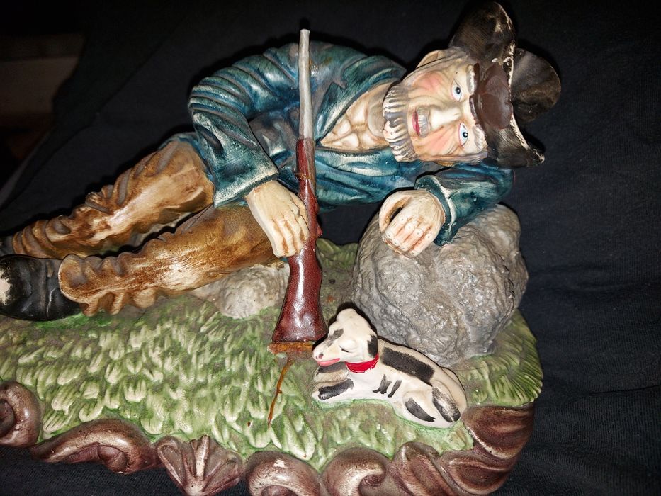 Stara figurka mysliwego kamionkowa